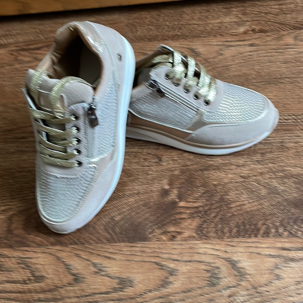 Ladies sneakers